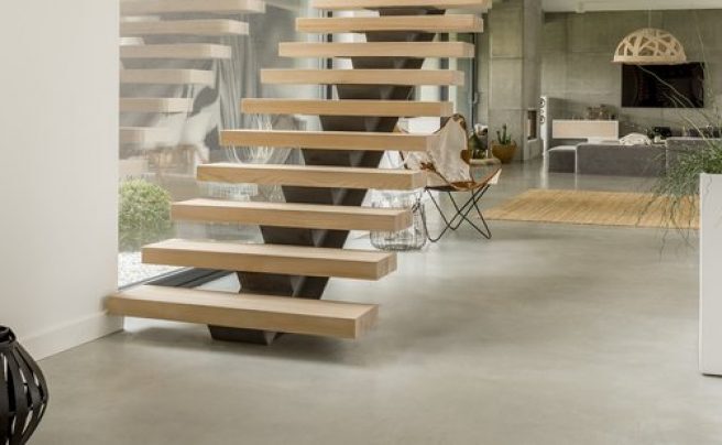 Modern,Wooden,Stairs,In,The,Hallway,In,Big,House